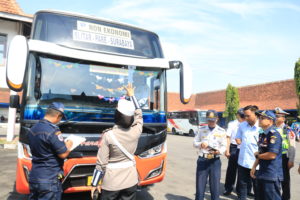BNNK BLITAR DAN POLRES BLITAR KOTA ADAKAN TEST URINE AWAK ANGKUTAN UMUM JELANG LIBUR NATAL DAN TAHUN BARU