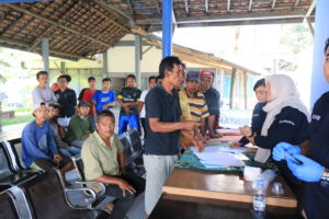 BNNK BLITAR DAN POLRES BLITAR KOTA ADAKAN TEST URINE AWAK ANGKUTAN UMUM JELANG LIBUR NATAL DAN TAHUN BARU