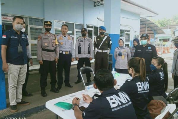BNNK BLITAR BERSINERGITAS DENGAN POLRES BLITAR DAN DINAS PERHUBUNGAN KAB BLITAR MELAKUKAN SIDAK TES URINE KEPADA PARA SOPIR ANGKUTAN UMUM DAN ANGKUTAN BARANG DALAM RANGKA NATAL DAN TAHUN BARU