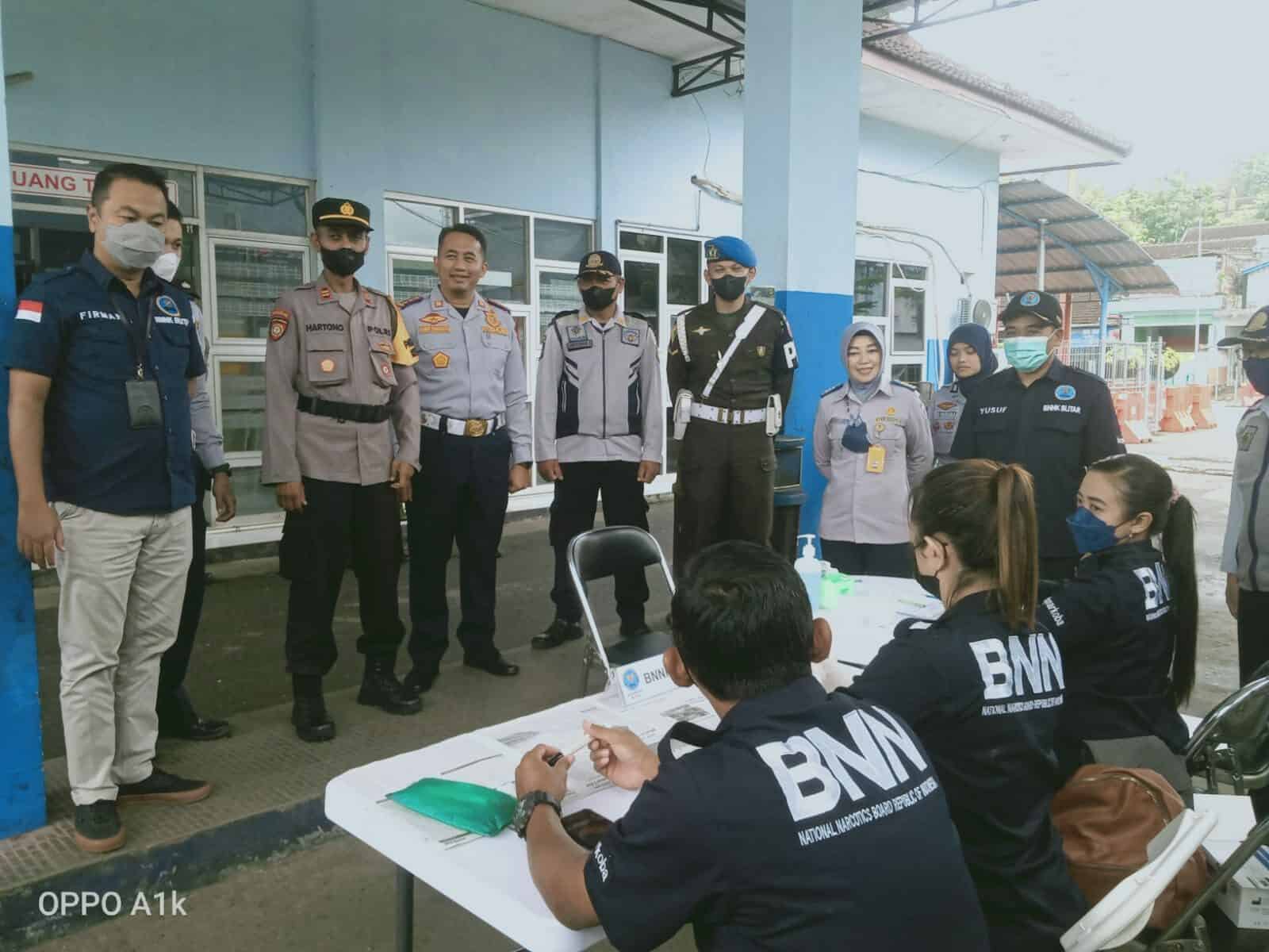 BNNK BLITAR BERSINERGITAS DENGAN POLRES BLITAR DAN DINAS PERHUBUNGAN KAB BLITAR MELAKUKAN SIDAK TES URINE KEPADA PARA SOPIR ANGKUTAN UMUM DAN ANGKUTAN BARANG DALAM RANGKA NATAL DAN TAHUN BARU